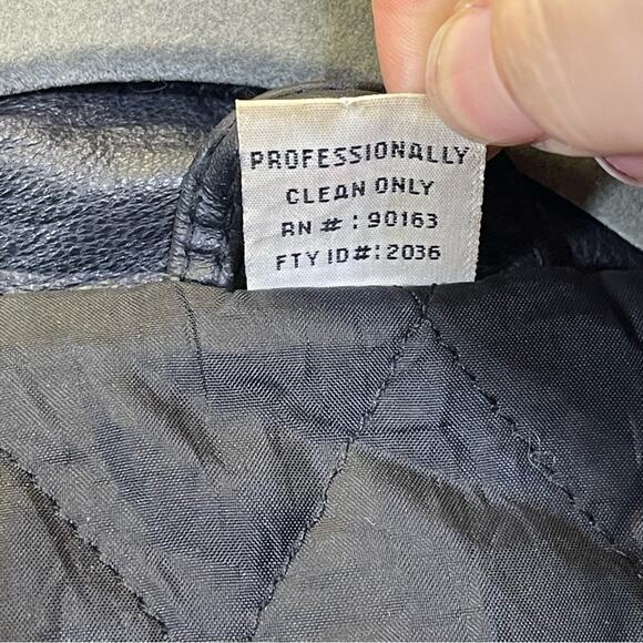 Black Leather Jacket. Size Large. In good used condition! - Picture 4 of 8